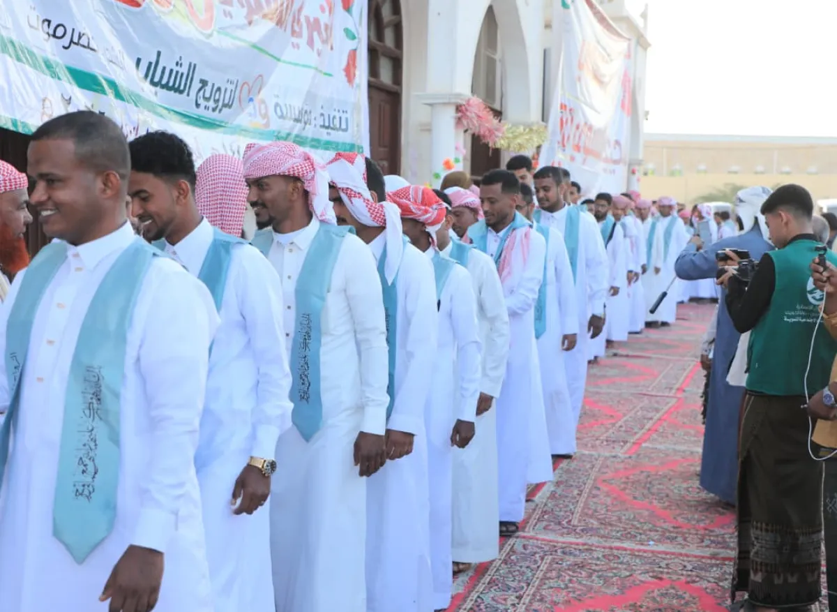الشحر تحتفي بمرور 30 عاماً على مشروع الزواج الجماعي.. تزويج 200 عريس وعروس في حضرموت