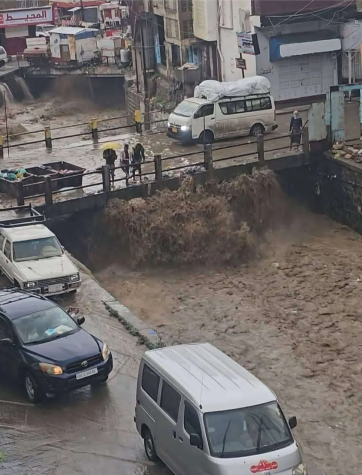 بعد ايلول السامعي.. السيول تودي بحياة طفل آخر في تعز
