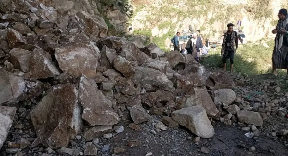 انزلاقات صخرية تقطع طريق مشرعة وحدنان في جبل صبر