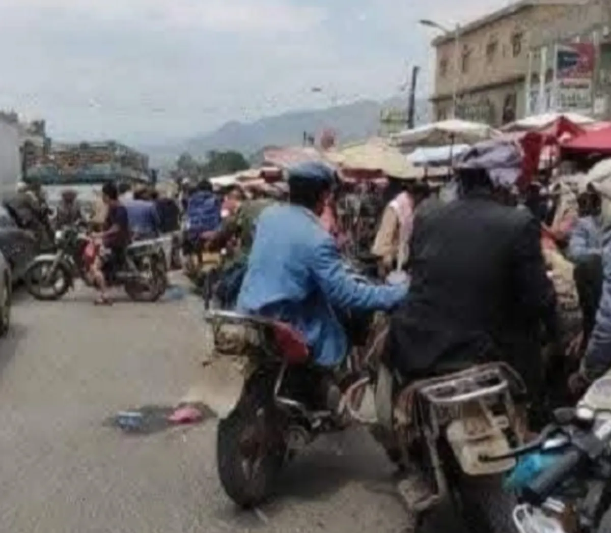 إب.. تأجير مليشيا الحوثي لأرصفة الشوارع يتسبب في إعاقة حركة المرور في مفرق حبيش