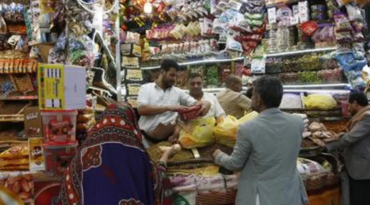 أسعار بلا تراجع رغم تحسن الصرف .. مواطنون يشكون غياب الرقابة على الأسواق في مناطق الحكومة اليمنية
