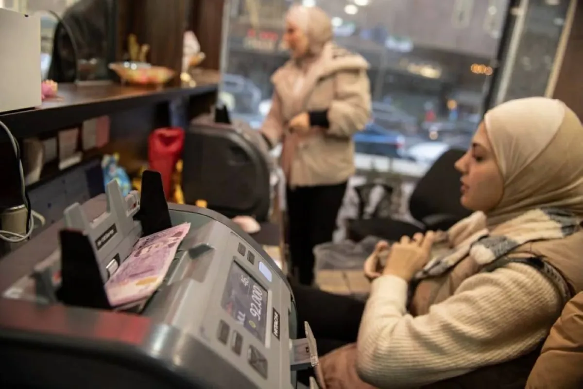 ارتفاع نسبي للدولار أمام الليرة السورية في السوق الموازية واستقرار رسمي