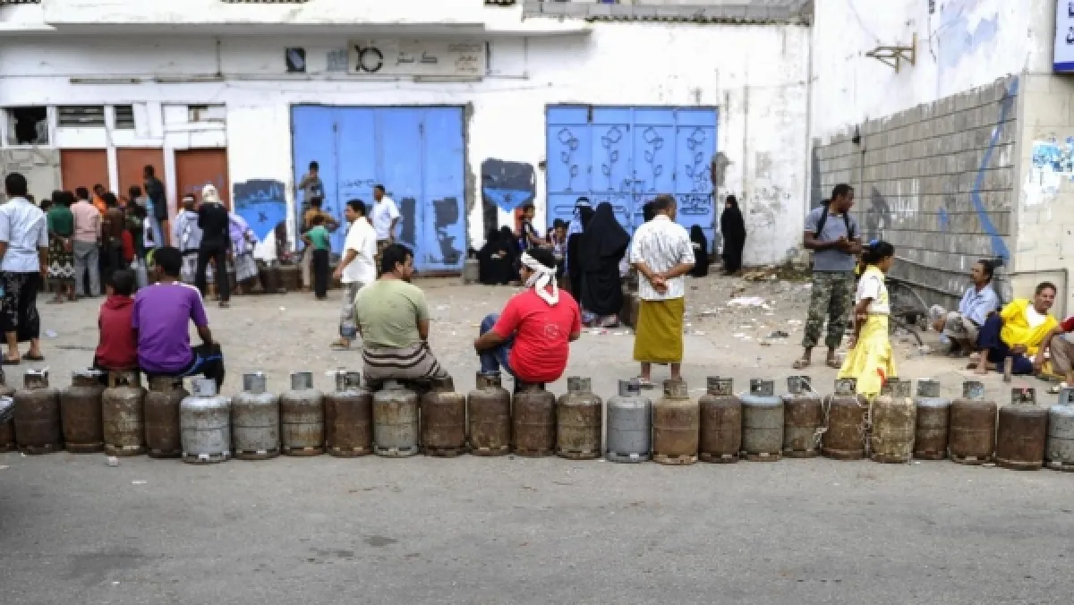 أزمة الغاز في عدن تتفاقم.. معاناة يومية بلا أفق للحلول