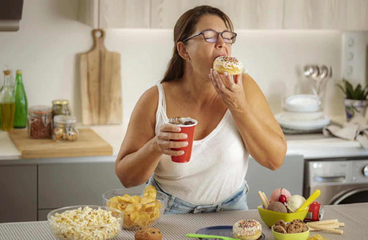 السكر والقلق: علاقة غير مباشرة عبر آليات فسيولوجية وسلوكية