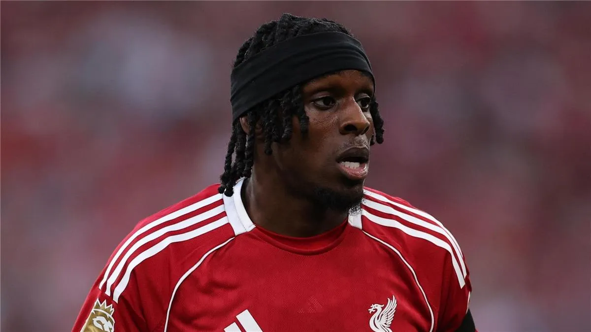 فريمبونج يصف زميله في ليفربول بـ"الساحر": موهبة استثنائية