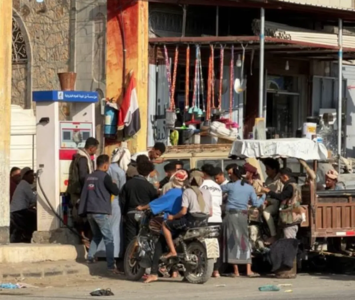 اختناق وقودي في تعز مع شح البنزين وارتفاع أسعاره وسط ترقب لانفراجة قريبة