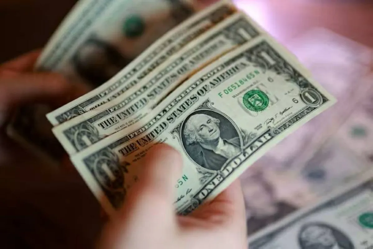 الدولار يتراجع وسط آمال دبلوماسية بالشرق الأوسط وتوترات إقليمية