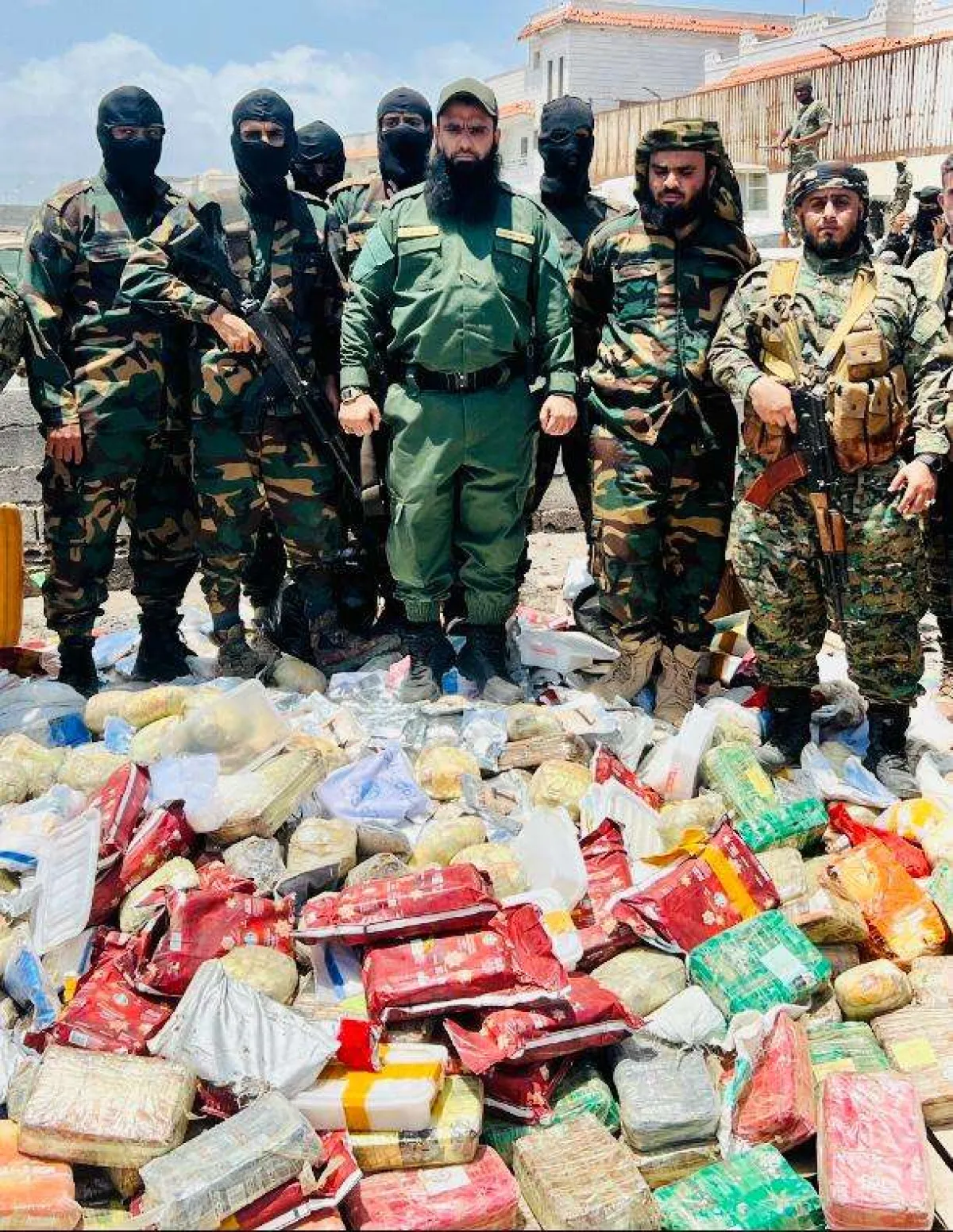 عدن: إتلاف 1.2 طن من المخدرات في عملية أمنية كبرى