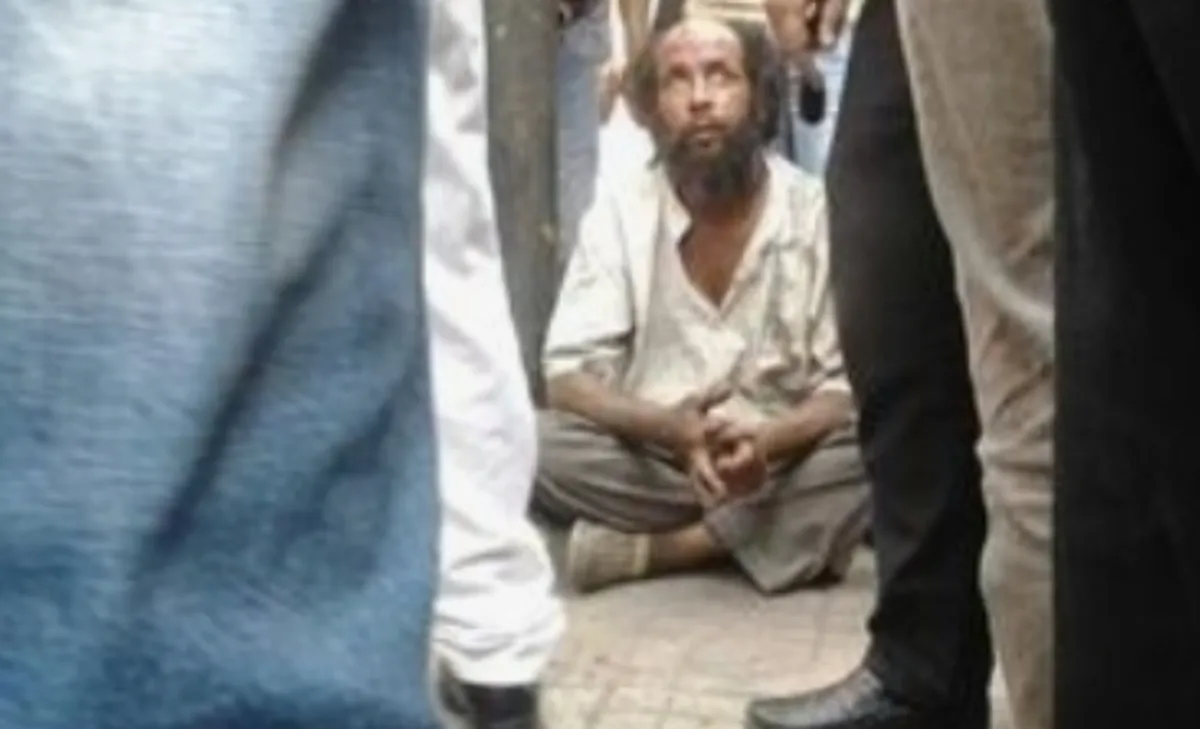 مليشيا الحوثي تطلق سراح مختل عقليًا ليعتدي على المارة والمركبات في شوارع صنعاء