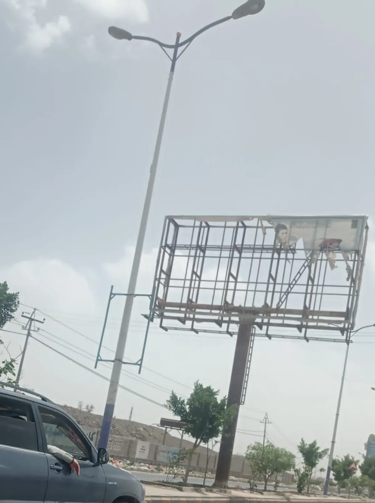 تمزيق صورة كبيرة لقيادي حوثي في محيط معسكر الخرافي بصنعاء