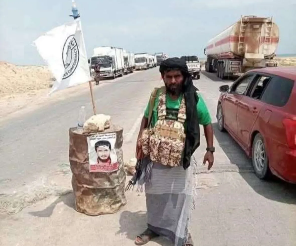 مسلحون يقطعون الخط الدولي بين حضرموت والمهرة