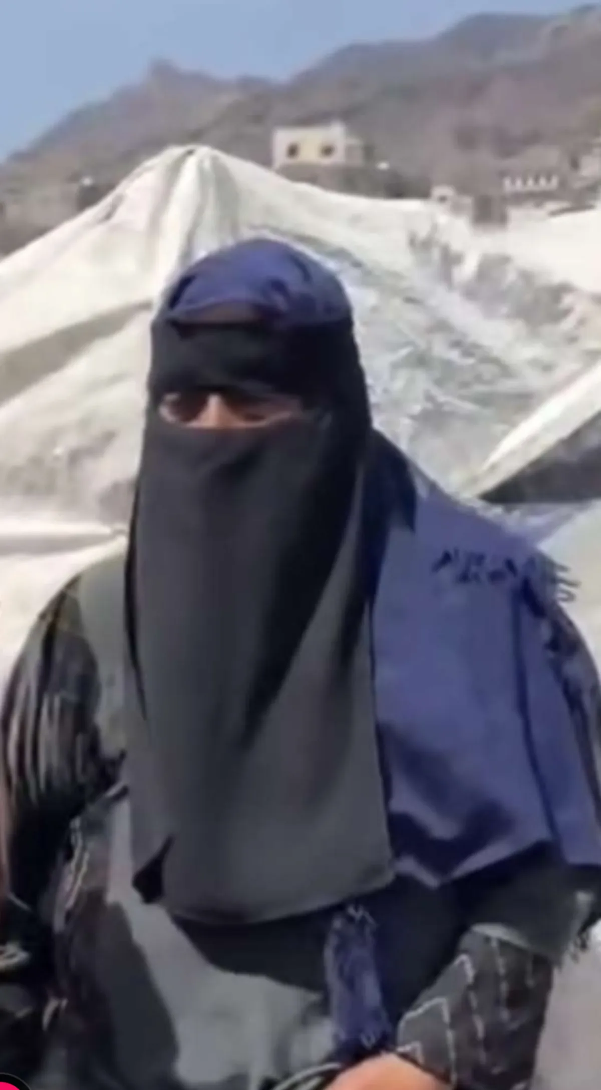 ظهور إعلامية في قناة سبأ تجهش بالبكاء بسبب بسط قيادات عسكرية على منزلها في عدن