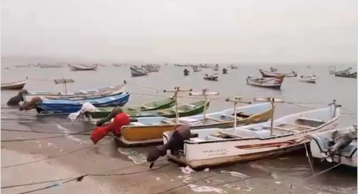 الخوخة تتعرض لاضطرابات جوية عنيفة وأضرار في قوارب الصيادين