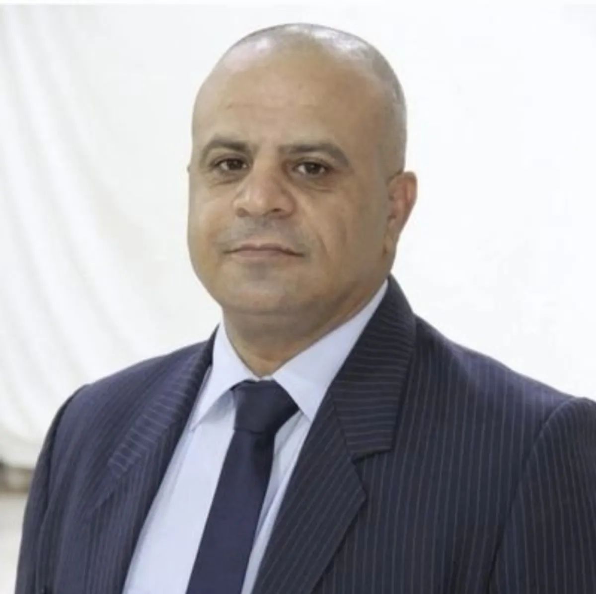 مسؤولو الشرعية يعيشون في الخارج ليعاقبوا من في الداخل