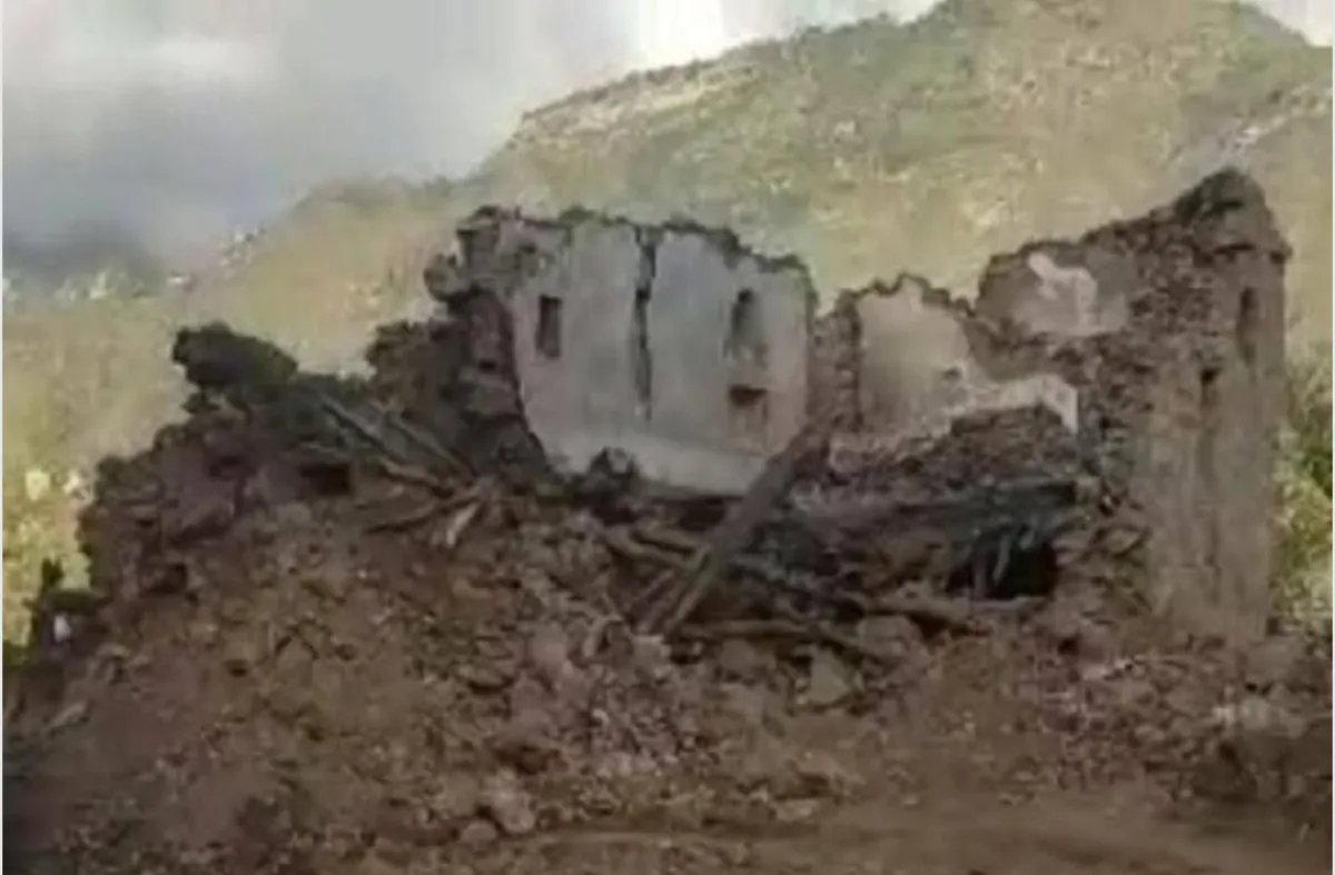 إب.. انهيار منزل أسرة في العدين جراء الأمطار