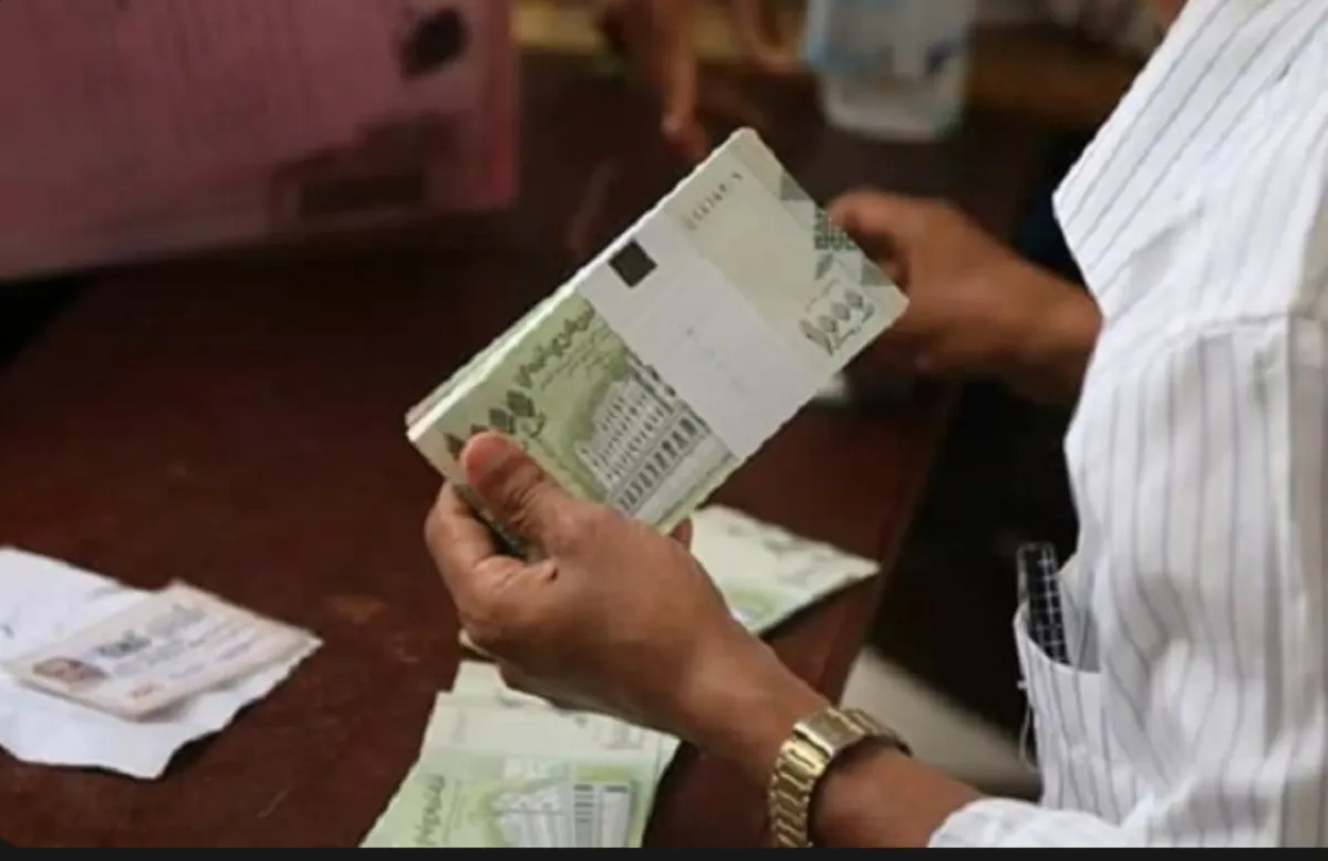 موظفون يتهمون عصابة الحوثي بسرقة نصف راتب شهر شوال