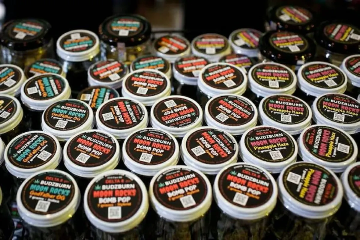 ترامب يوجه بتسريع الوصول إلى علاجات طبية بالعقاقير المخدرة