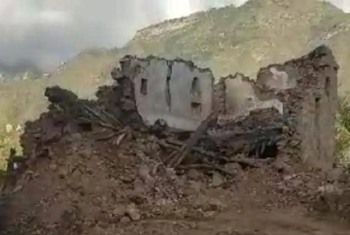 انهيار منزل أسرة في إب جراء الأمطار الغزيرة ونجاة بأعجوبة