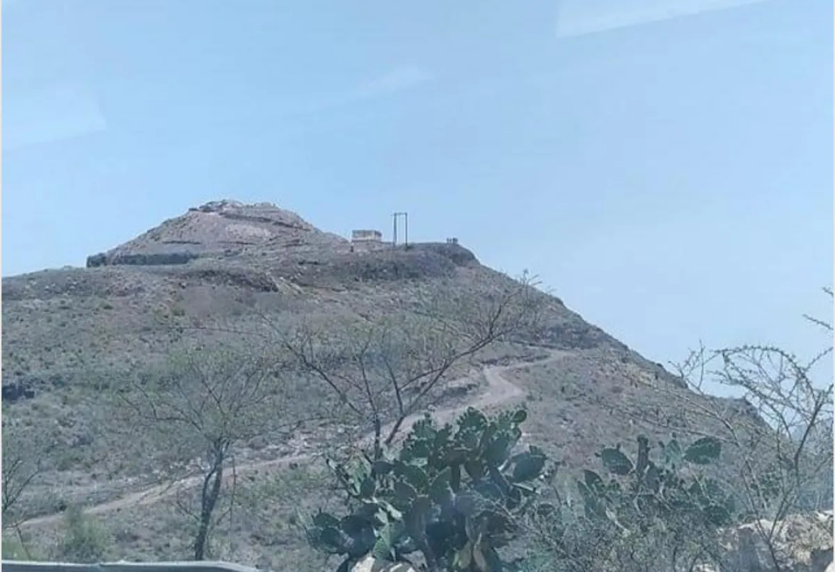 إب .. مليشيا الحوثي تعزز تحصيناتها في جبل الأخطور وتشدد القيود على السكان