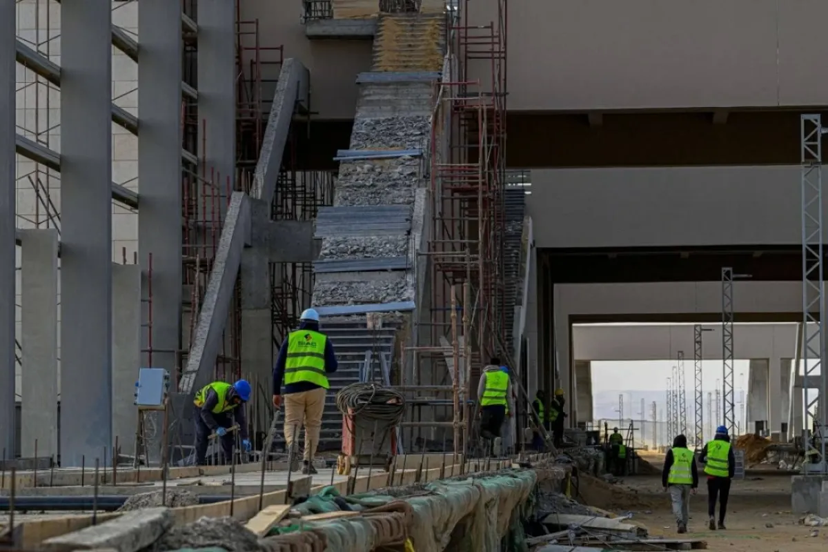 فيتش تخفض توقعات قطاع الإنشاءات المصري وسط مخاطر خارجية وتحديات استثمارية