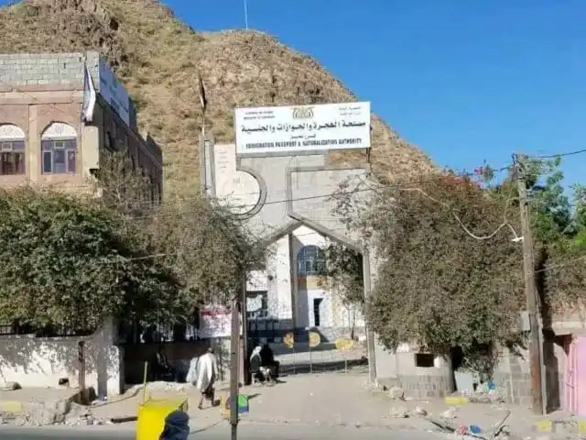 سماسرة الجوازات يطغون على طوابير المواطنين في تعز