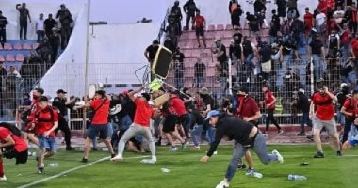 أعمال شغب لجماهير اتحاد العاصمة تؤجل مباراة أولمبيك أسفي في الكونفدرالية