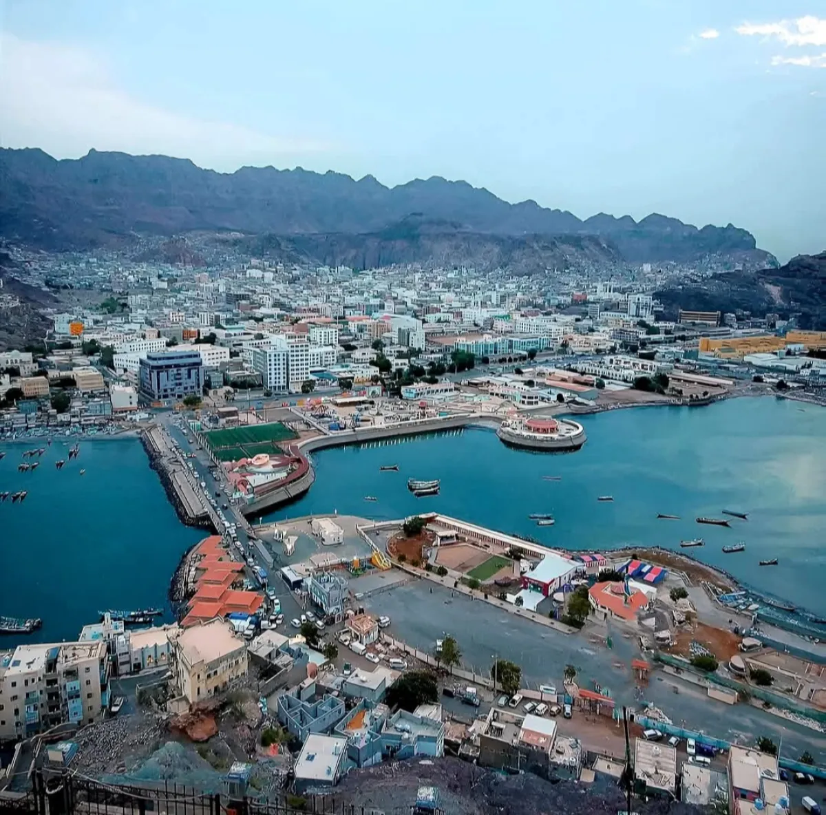 مسلحون يقتحمون منزل الدكتورة همشري بعدن