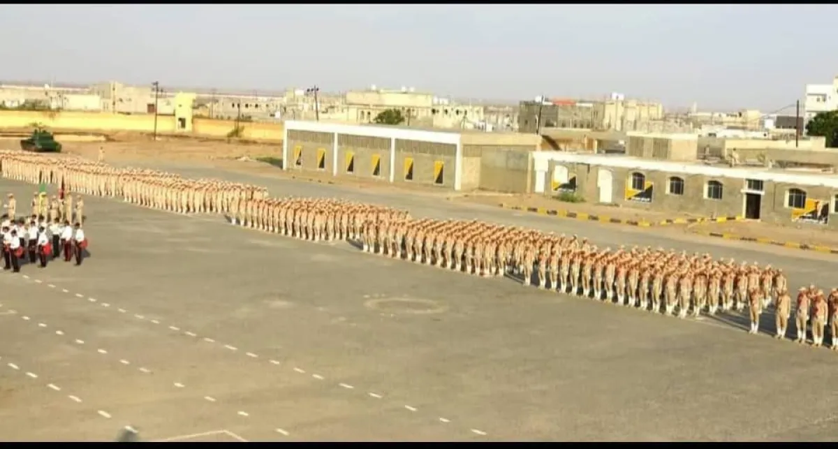 خريجو الكلية الحربية بعدن يناشدون الإسراع بصرف مستحقاتهم المالية