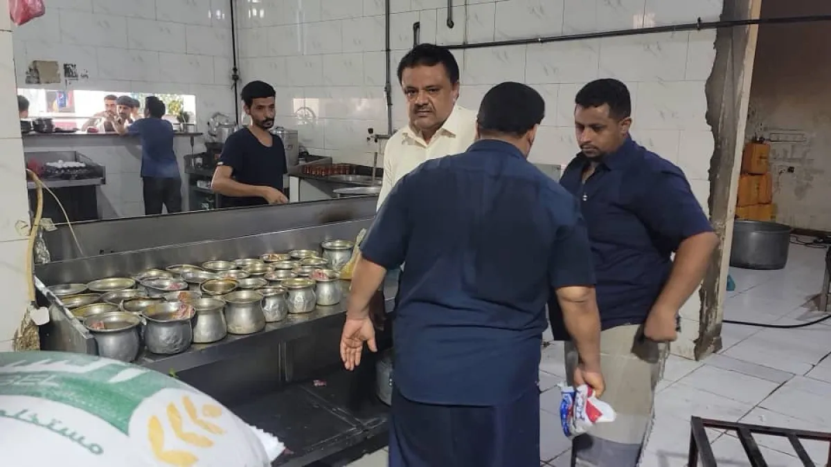 حملة رقابية على المطاعم والبوفيهات في المنصورة بعدن لضمان سلامة الغذاء