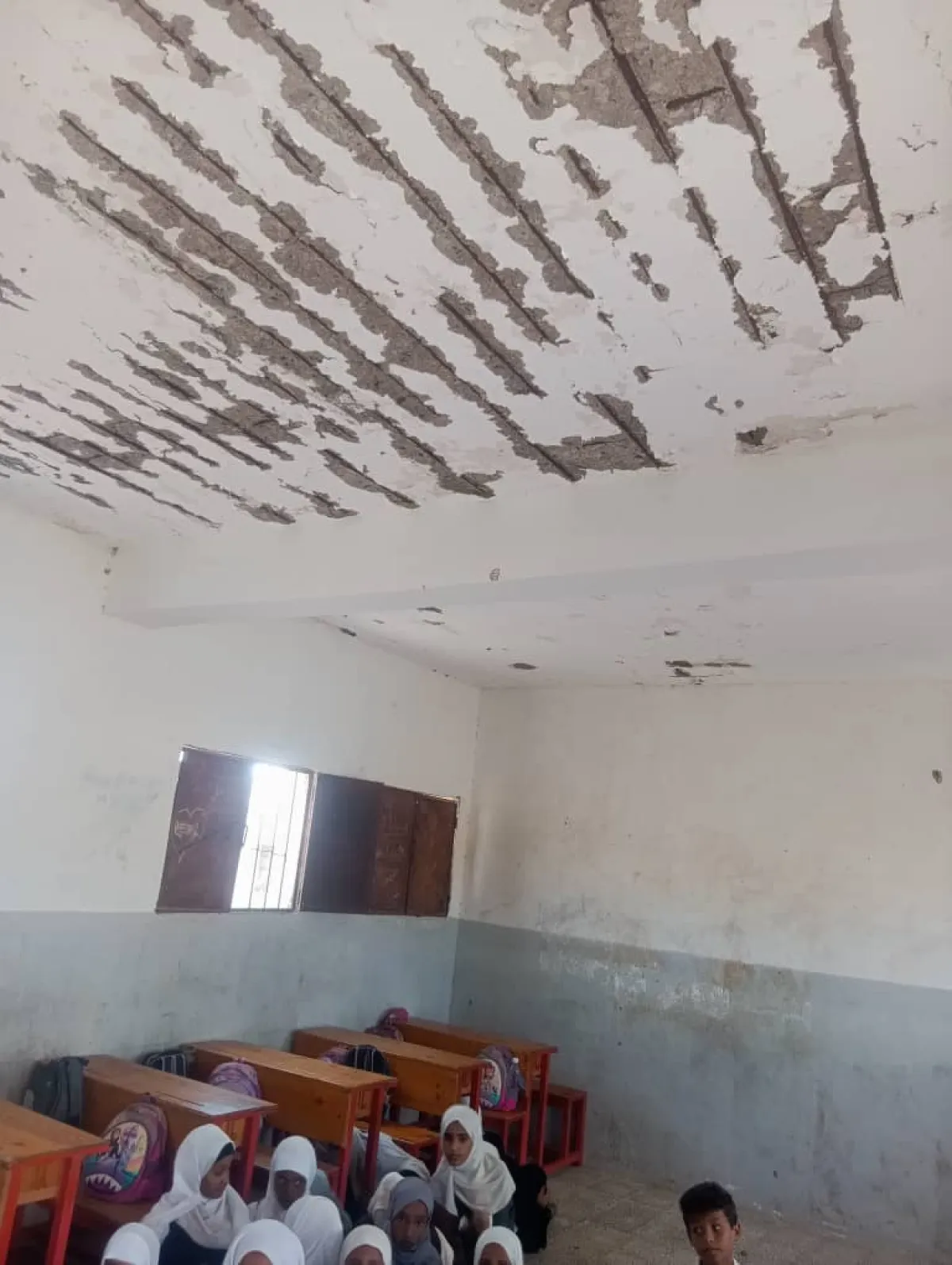 أهالي لحج يناشدون بإصلاح مدرسة الصدف المتهالكة