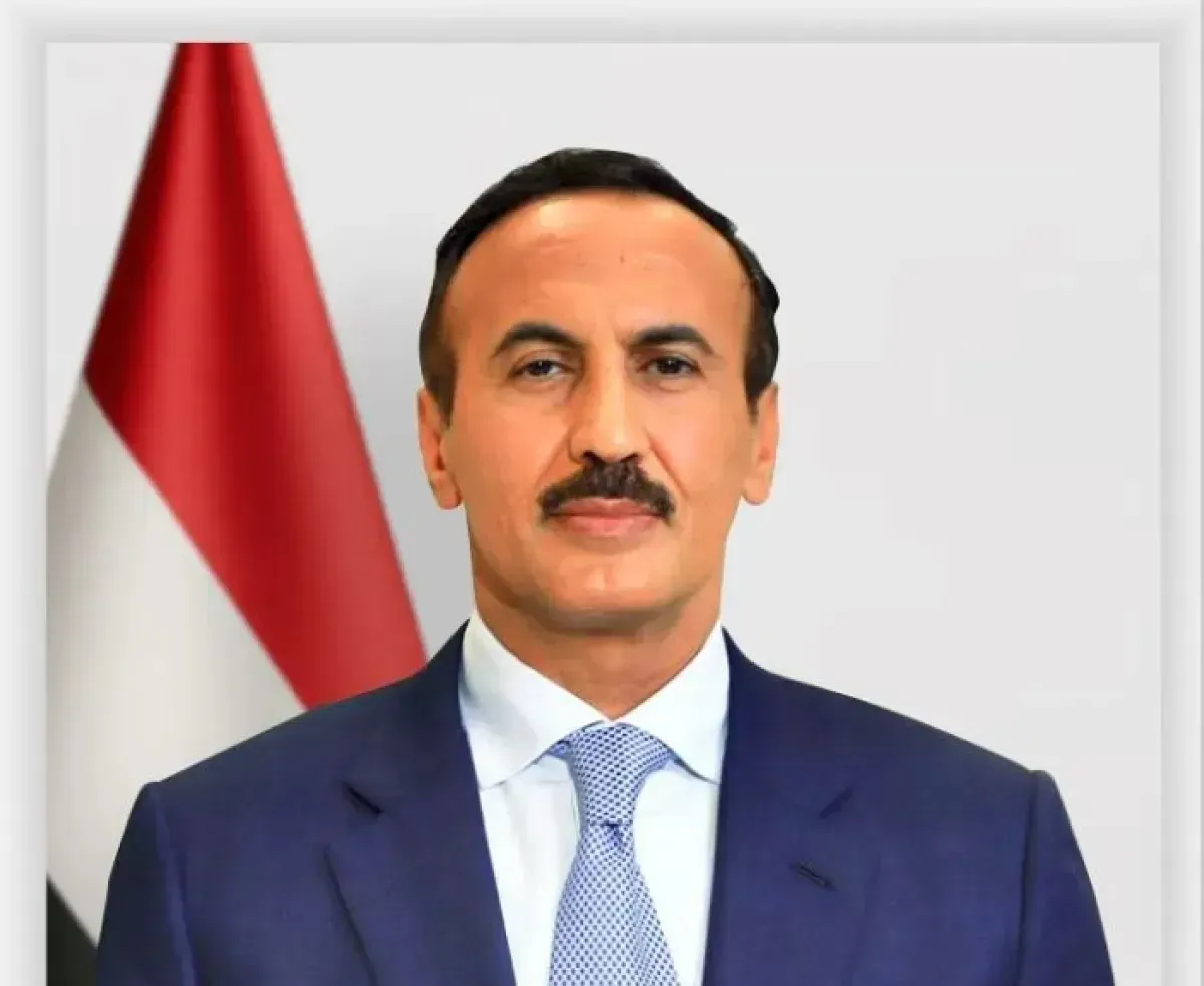 أحمد علي عبدالله صالح يطمئن في اتصال هاتفي على صحة الشيخ عبدالله ربيش بن كعلان ووالده