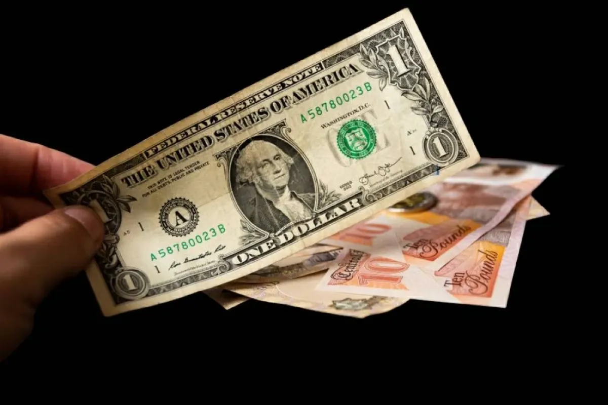 انخفاض طفيف للدولار مقابل الجنيه المصري وتوقعات بطروحات سندات خزانه