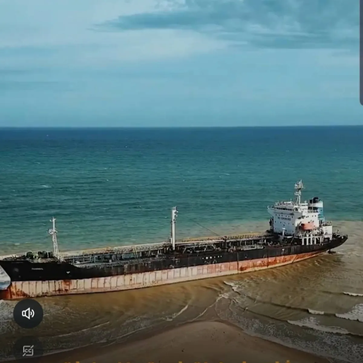 تحذيرات من كارثة بيئية إثر جنوح سفينة ديزل قبالة سواحل شبوة