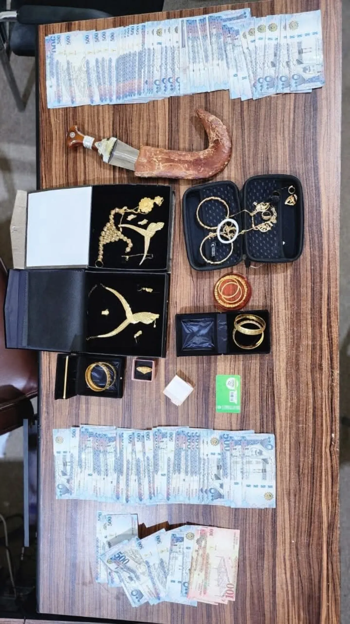 البحث الجنائي يضبط شخصين متورطين بسرقة ذهب يقدر 400,000 ريال سعودي بالمكلا