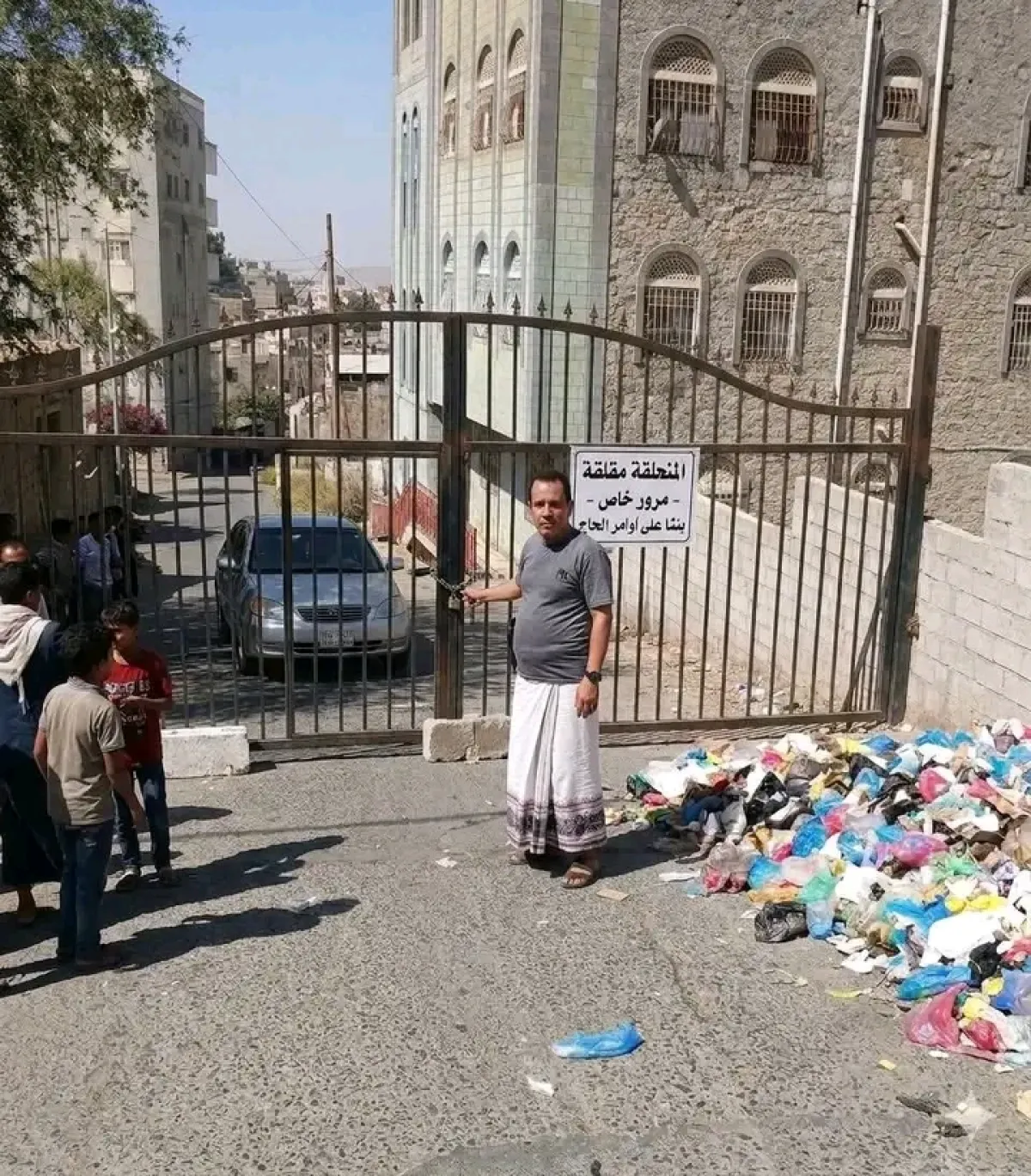 عبث النافذين في تعز.. إغلاق شوارع وأحياء سكنية ببوابات خاصة