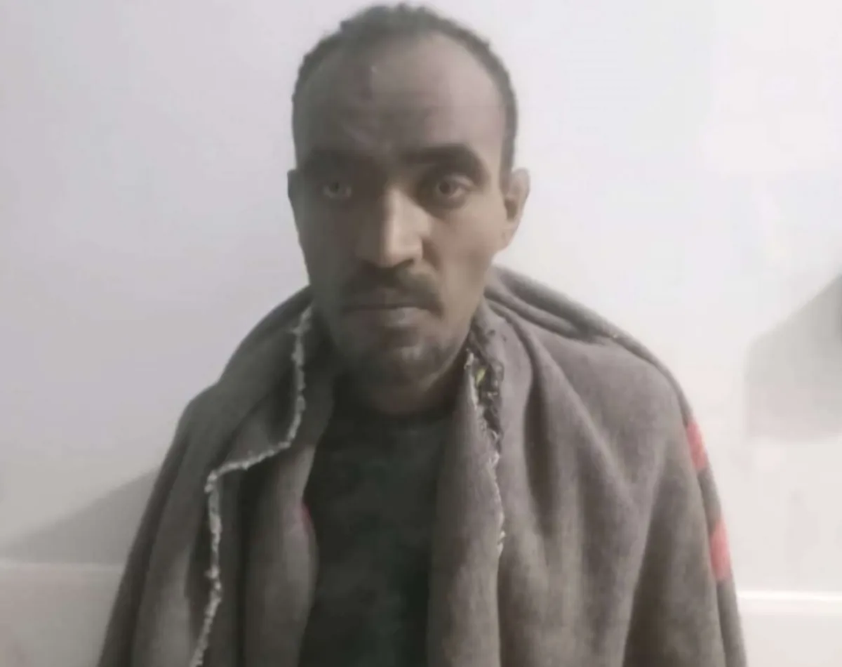 عدن .. القبض على مختل عقليًا يرمي المارة بالحجارة في شوارع البريقة