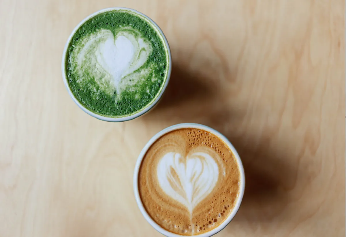 الماتشا والقهوة: مقارنة بين مشروبين بفوائد واعدة وأدلة محدودة