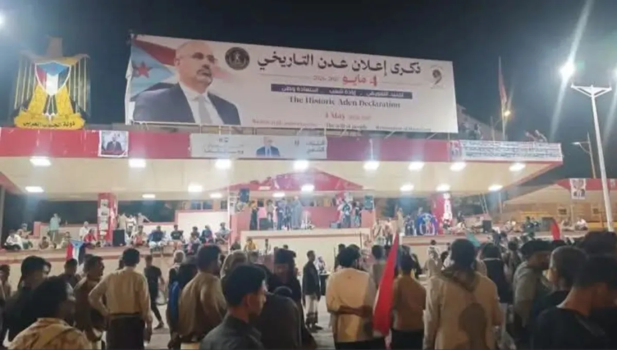 قوات عسكرية تزيل لوحة لعيدروس الزبيدي من ساحة العروض في عدن
