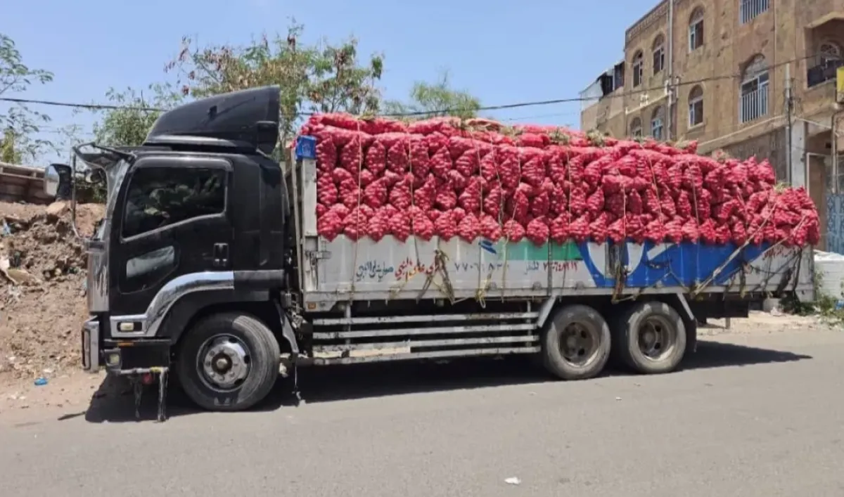 مليشيا الحوثي تمنع شاحنات البصل من عبور منفذ تعز الشرقي