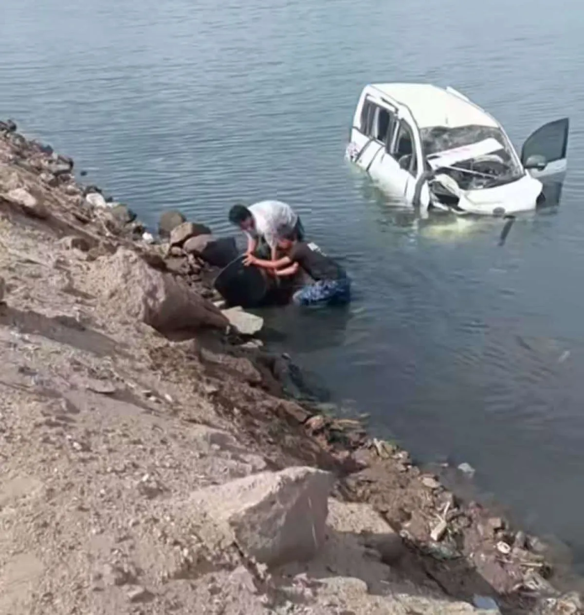 فوضى الإهمال تضرب عدن.. سقوط باص في البحر يكشف عجز حكومة الشرعية