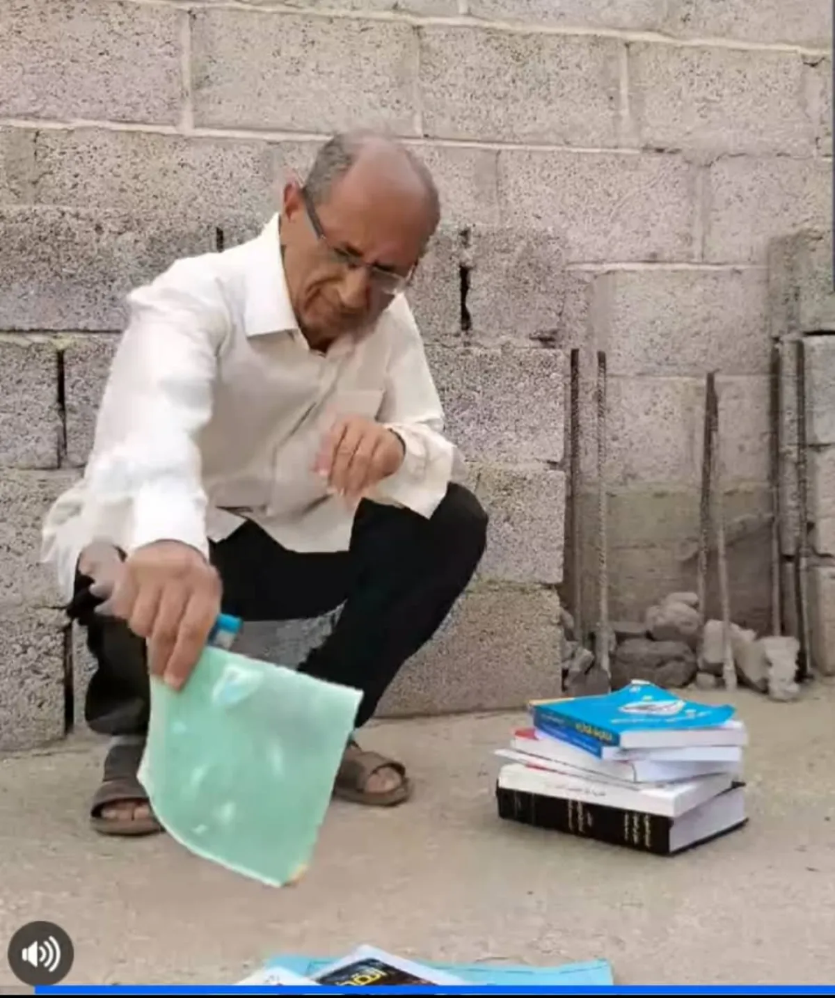 أستاذ بجامعة تعز يحرق كتبه احتجاجًا على تدهور أوضاع الأكاديميين وانقطاع الرواتب