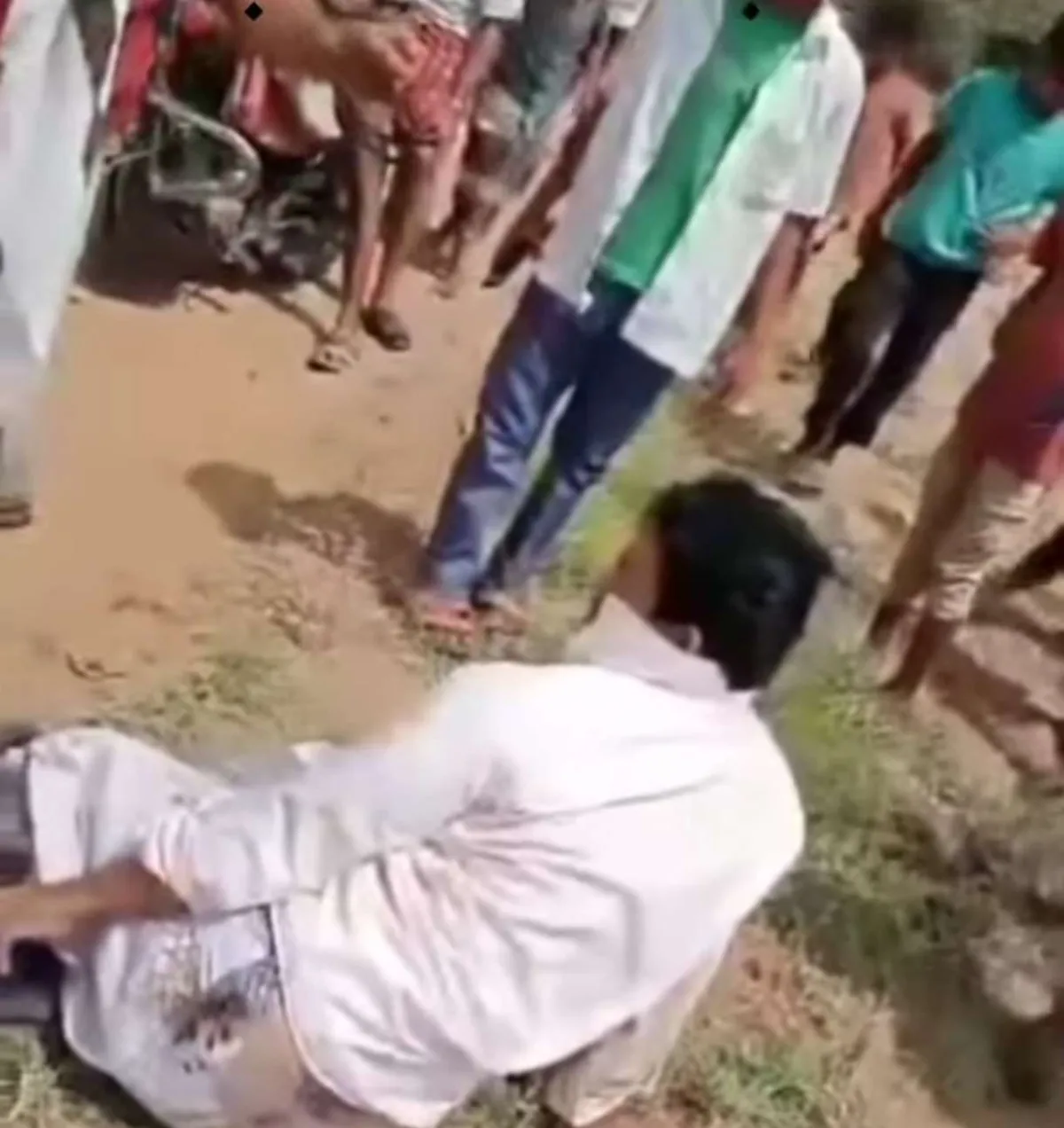 الحوثيون يحولون تهمة “التحرش” إلى سلاح قمع.. اعتداء وحشي على معالج قرآن في الحديدة بعد رفضه دفع الإتاوات