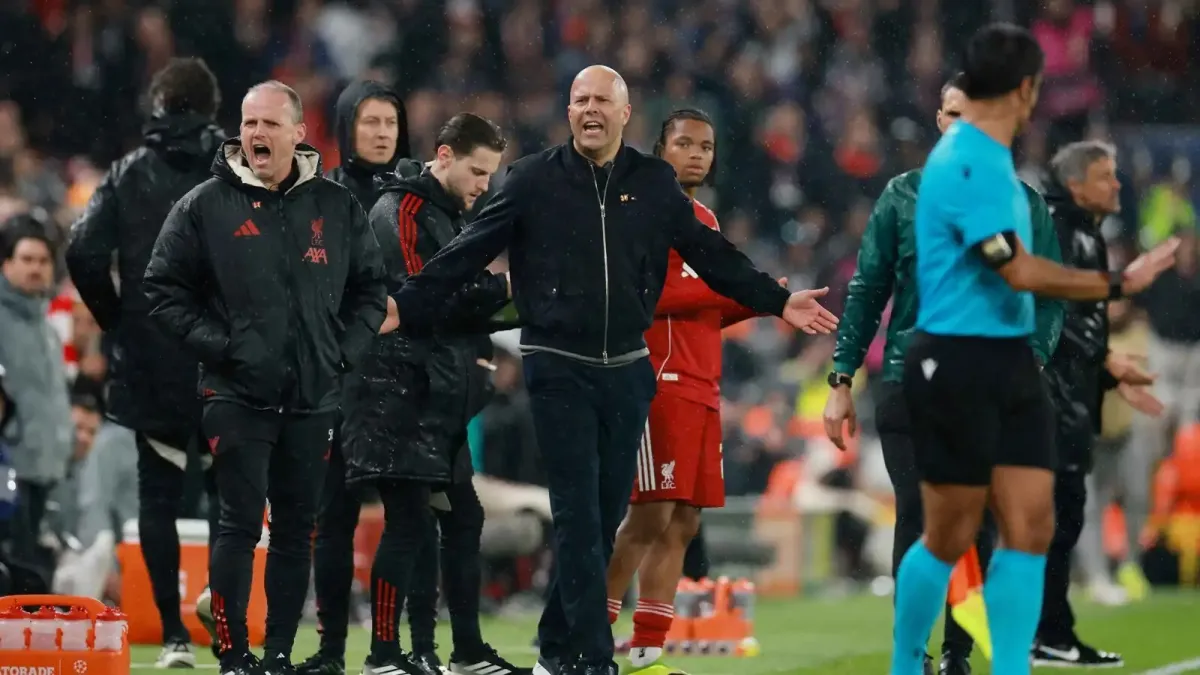 جماهير ليفربول تهاجم سلوت وتدافع عن صلاح بعد التعادل
