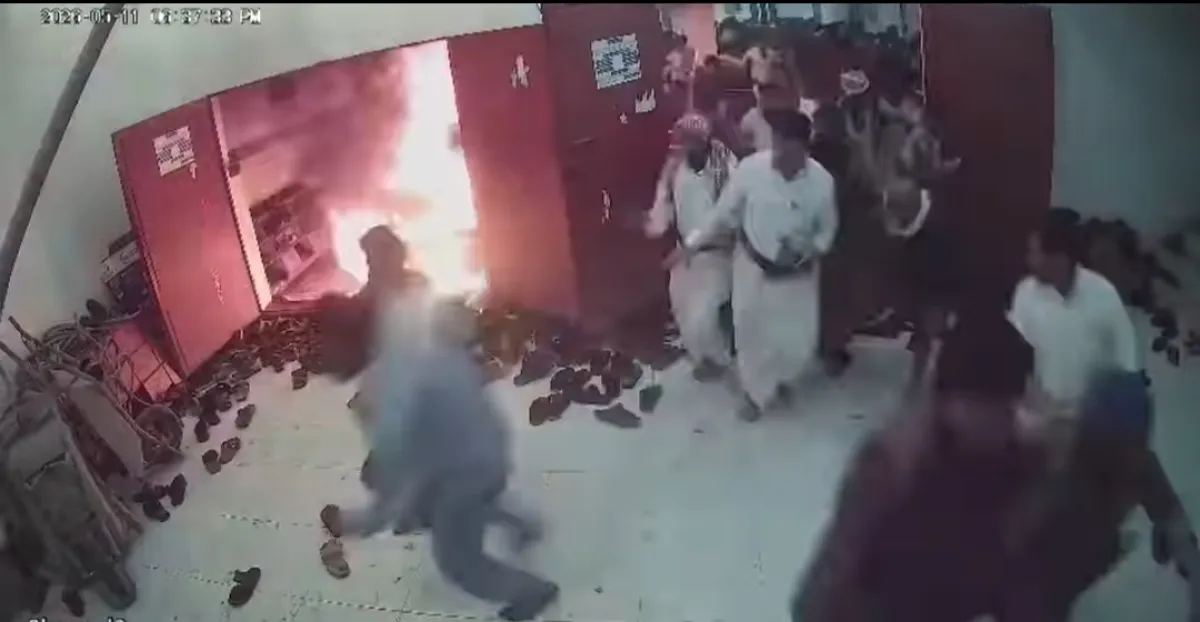 شاب يشعل النار في جسده داخل مسجد بمأرب بسبب المماطلة في صرف مستحقاته