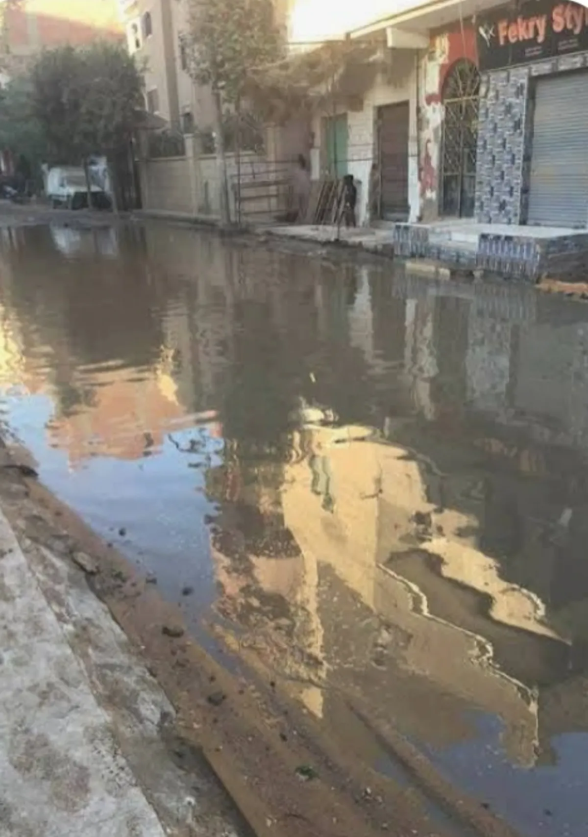 طفح المجاري في إب يكشف إهمال مليشيا الحوثي في إعادة إصلاح شبكة الصرف الصحي