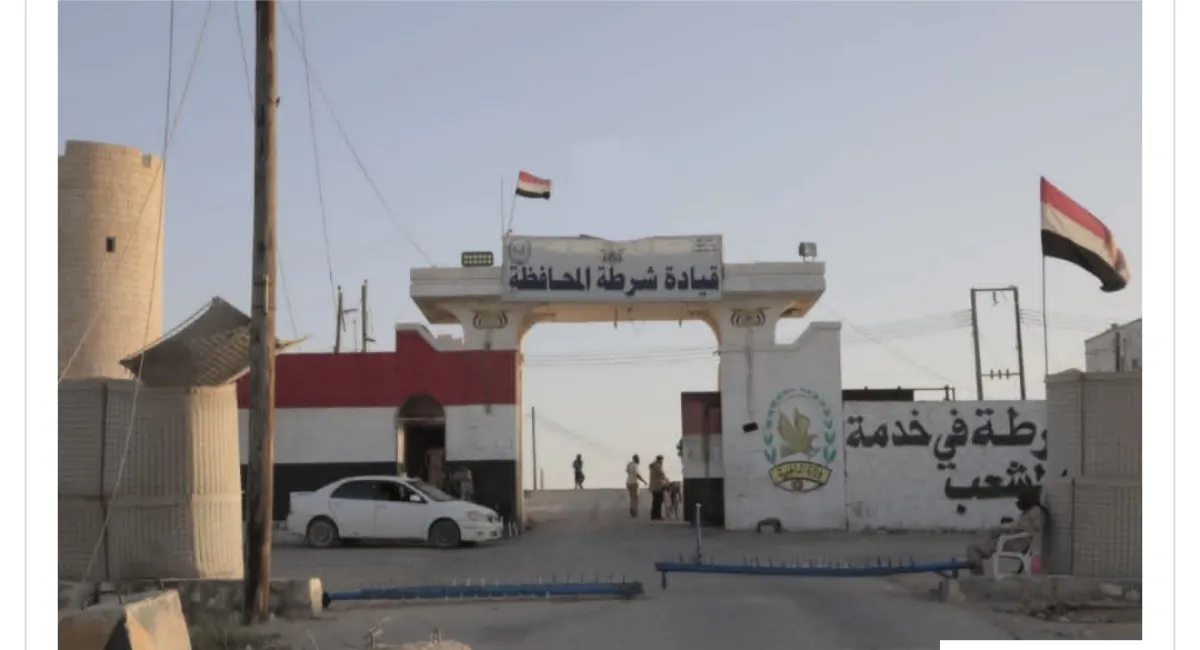 المهرة تضبط مطلوبًا بقضية قتل وتسلم متهمين بالابتزاز الإلكتروني