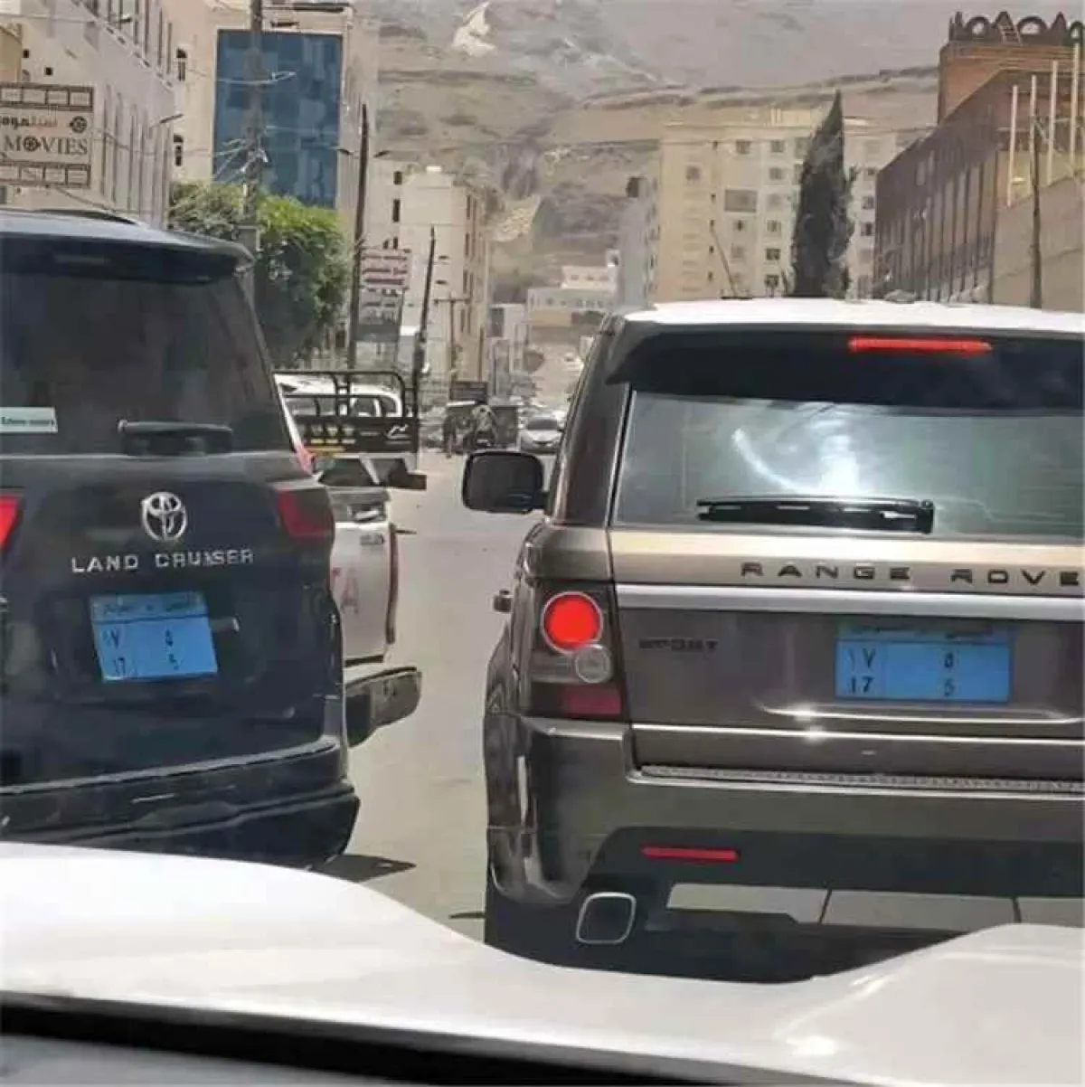 فوضى مرورية تكشف عبث الحوثيين.. لوحات مزورة ومكررة تغزو شوارع صنعاء