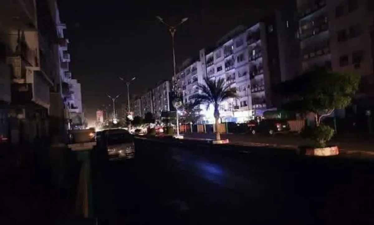 معاناة تتجدد كل صيف :   كهرباء عدن…  هل هي أزمة موارد أم ثقب أسود للفساد؟