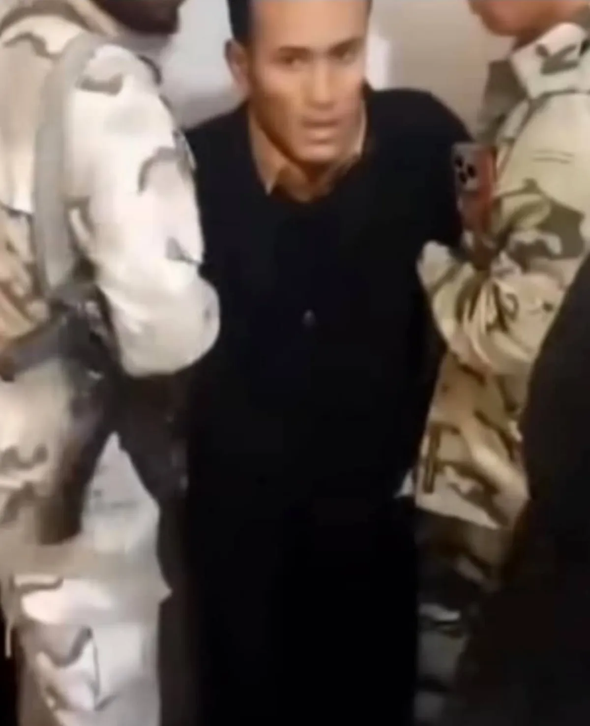 القبض على قاتل متنكر بزي نسائي في المنفذ الشرقي بتعز