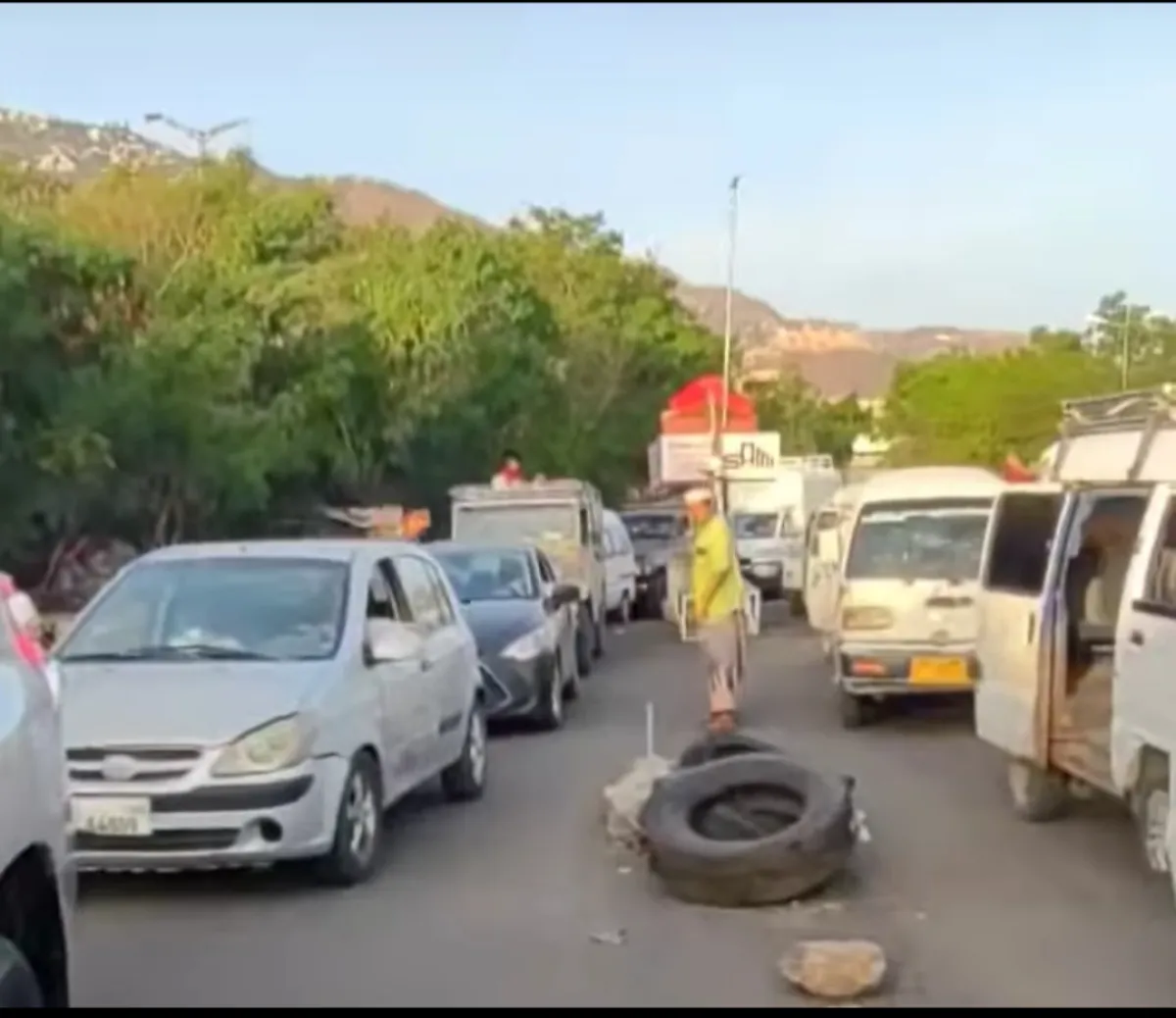 عصابة الحوثي تقطع المنفذ الشرقي في وجه المسافرين باتجاه الحوبان